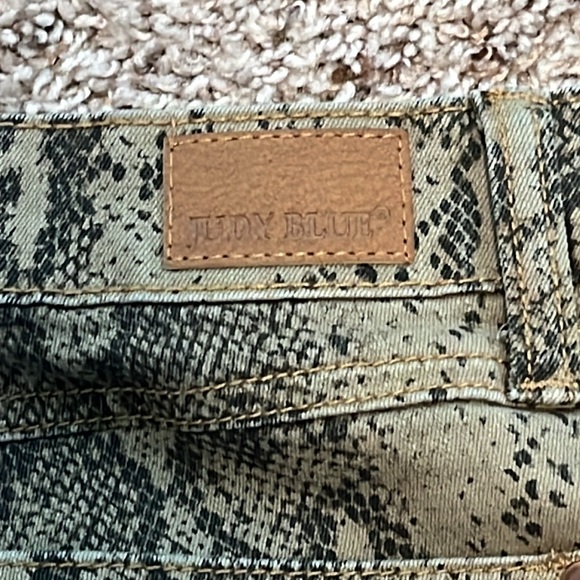 Judy Blue Los Angeles Skinny Fit Snakeprint Jeans - Picture 5 of 10